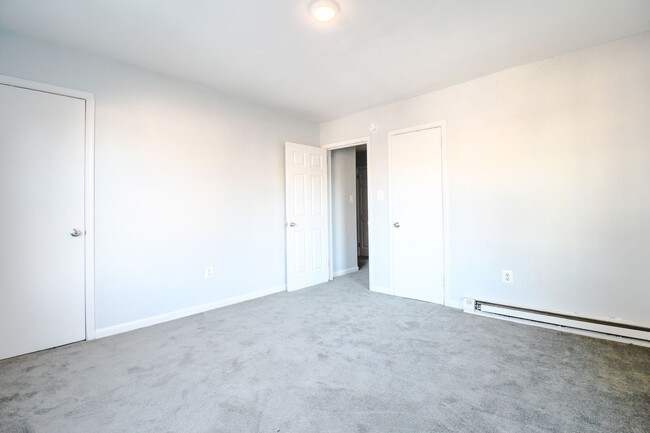 Building Photo - Spacious Duplex!