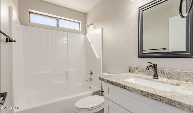 Building Photo - 2112 E Robin Ln