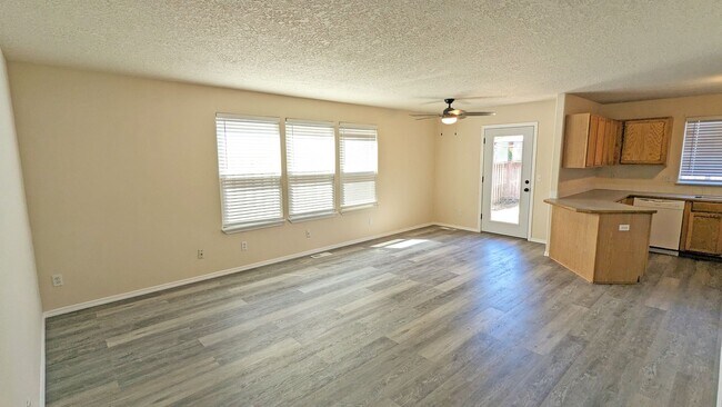 Building Photo - 3 bedroom 2.5 bath home