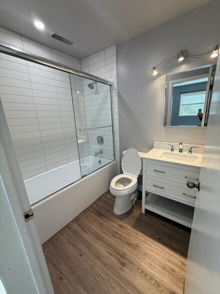 Building Photo - 6840 NE Wood Bay Ln