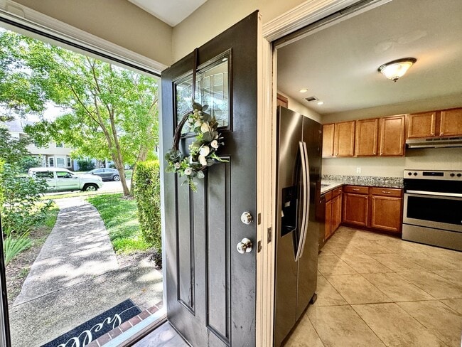 Building Photo - Great Neck Townhome Available NOW! Neutral...