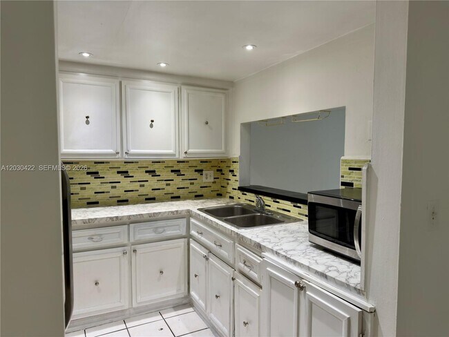 Building Photo - 1035 W 77th St