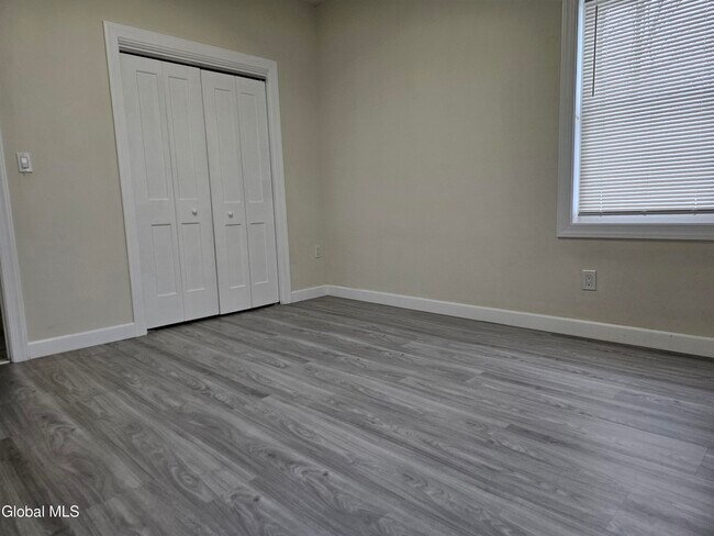 Building Photo - 489 Grooms Rd