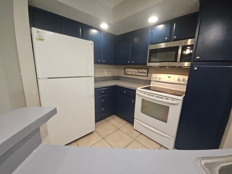 Building Photo - 4658 Commander Dr