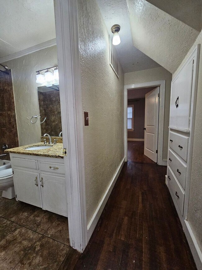 Building Photo - Short-Term Rental ONLY - (4) Bed, (3) Bath with (2) Living Areas Avail NOW!