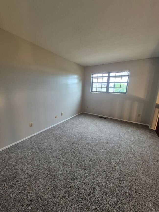 Building Photo - 1387 Sanzon Dr