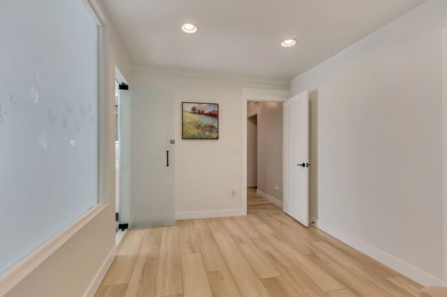 Building Photo - Beautiful 5-Bedroom Home in Sandy!