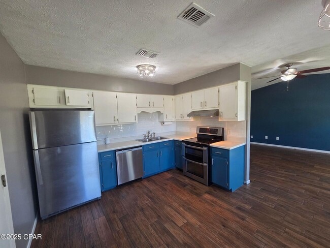 Building Photo - 209 S Maryella Ave