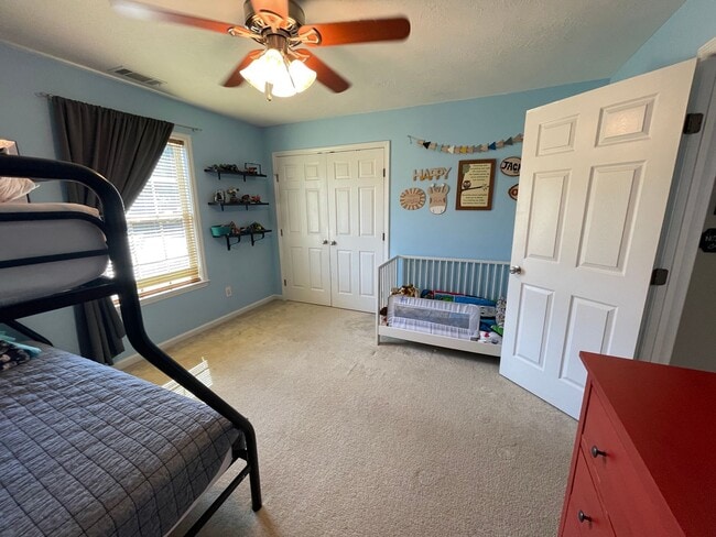 Building Photo - Charming 4 bedroom/2.5 bathroom in Tudor Branch!