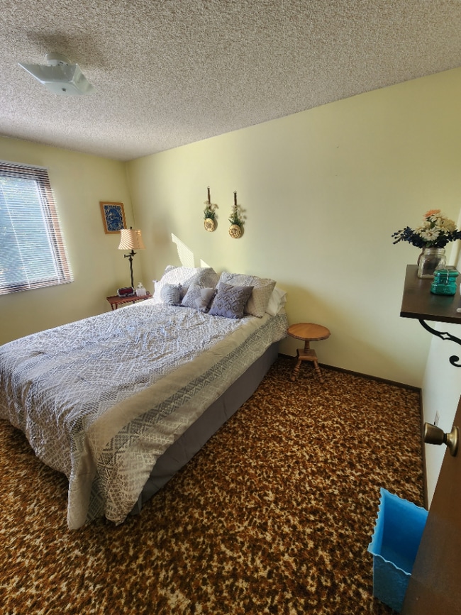 Building Photo - Furnished 3BR, 1.5BTH Centrally Located in...