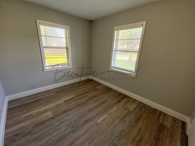 Building Photo - Updated 3-Bedroom Home with Bonus Room & F...
