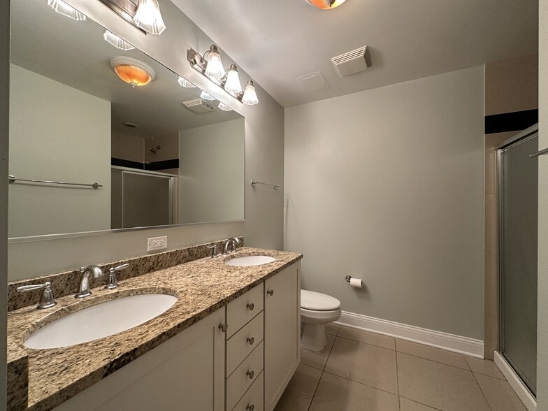 Building Photo - 851 N La Salle Dr