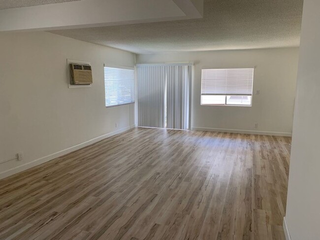 Building Photo - AMAZING REMODELED 2 BED / 2 BATH BELMONT H...