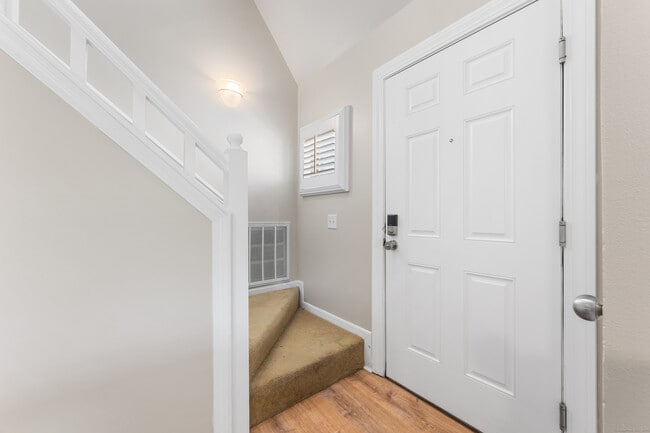 Building Photo - 2124 Old Pond Ln