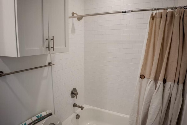 Building Photo - 1680 Memorial Dr SE