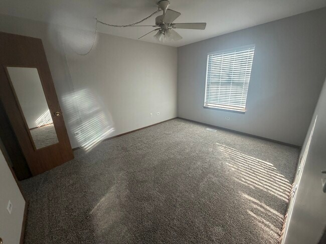 Building Photo - 690 Greenfield Ct