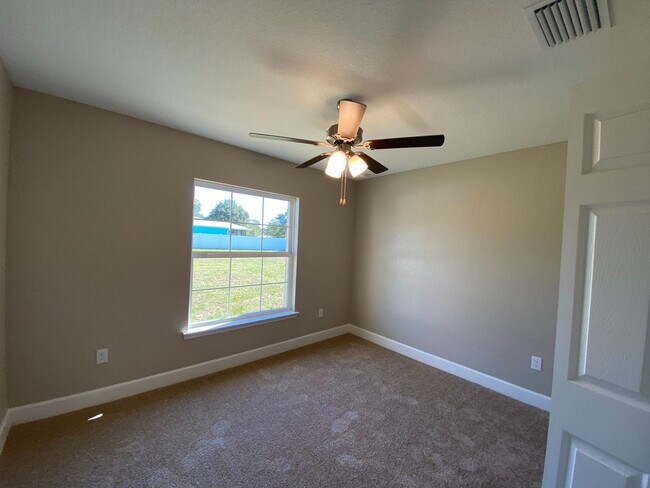 Building Photo - Desirable SW Ocala Neighborhood 3/2/2 **Won't Last**