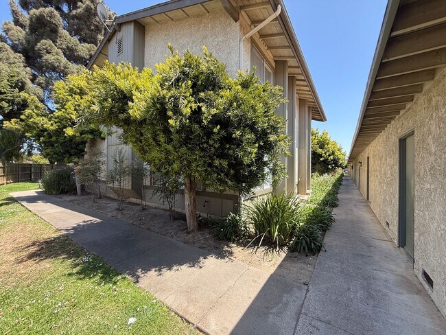 Building Photo - Large Two Story Condo with Two Car Detache...