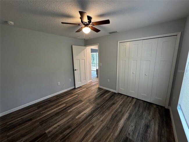 Building Photo - 25919 Sackamaxon Dr