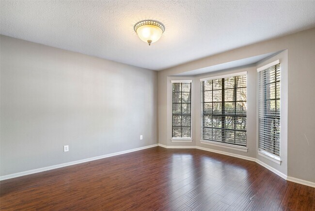 Building Photo - 2 Village Knoll Pl
