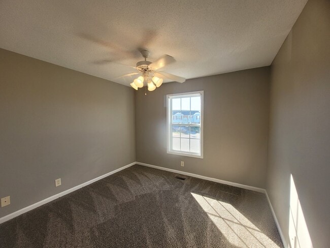 Building Photo - $1900 - 4 Beds 3 Bath + Bonus Room w/ Massive Fenced Yard