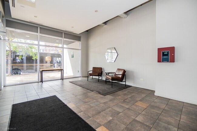 Building Photo - 1610 W Fullerton Ave