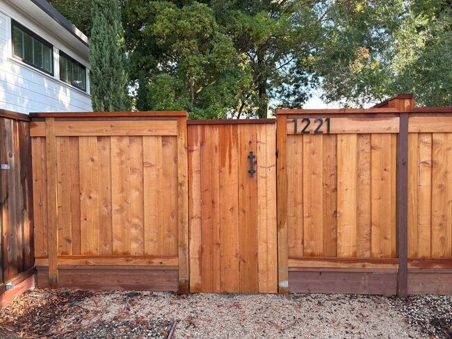 Building Photo - Charming 1BR Cottage with Private Patio