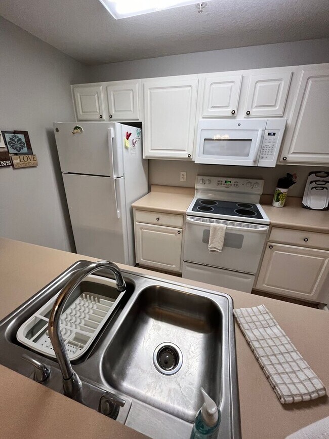 Building Photo - Anastasia Island Condo for Rent! ONE CAR GARAGE UNIT INCLUDED!
