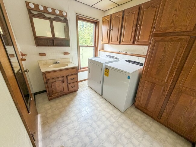 Building Photo - 609 N Edmunds- 3 bedroom, 1.5 bathroom house with a large garage, off street parking and central AC.