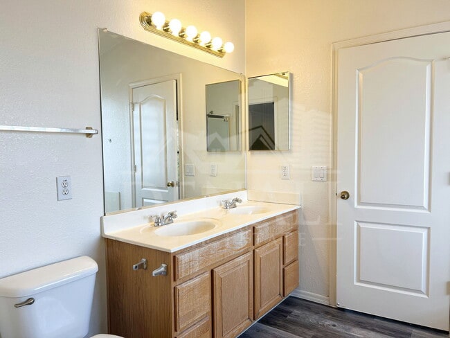 Building Photo - 2207 S Peppertree Ct