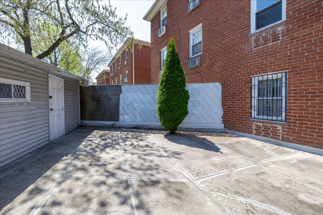 Building Photo - 15-25 209th St
