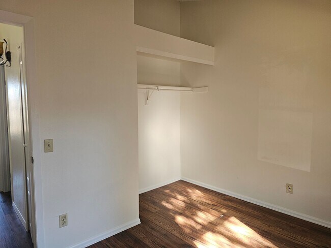 Building Photo - 3 Bedroom Raised Ranch Duplex with Garage Space