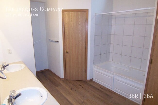 Building Photo - 901 W Dustin Ln