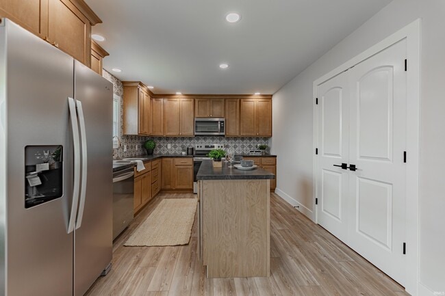 Building Photo - 911 Mayfair Dr