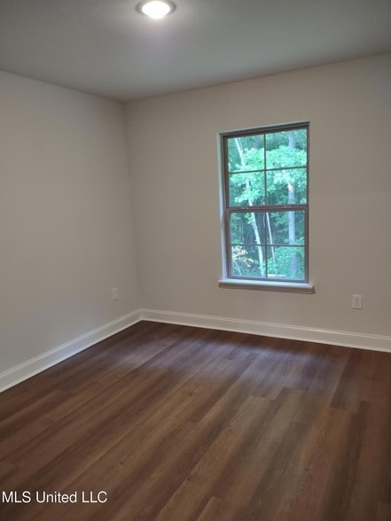 Building Photo - 1007 Silver Cir