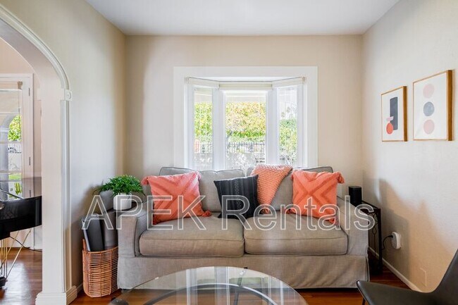 Building Photo - 477 E Vía Colusa