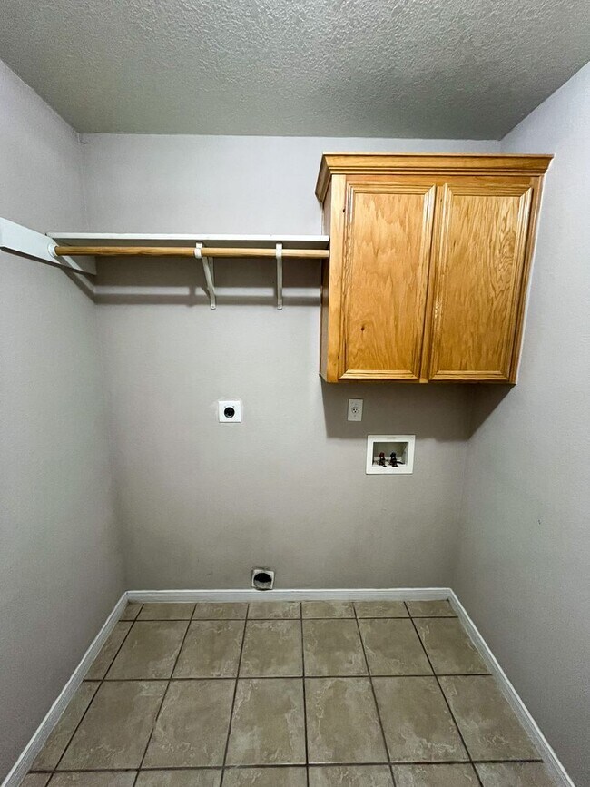 Building Photo - Available NOW  This home is centrally loca...