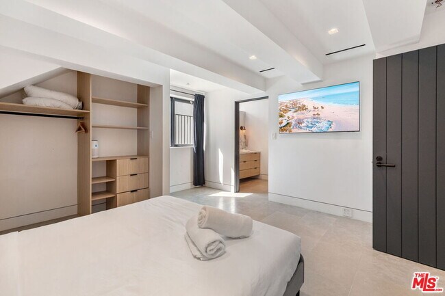 Building Photo - 2205 Ocean Front Walk