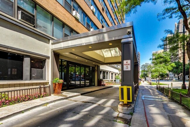 Building Photo - 6030 N Sheridan Rd