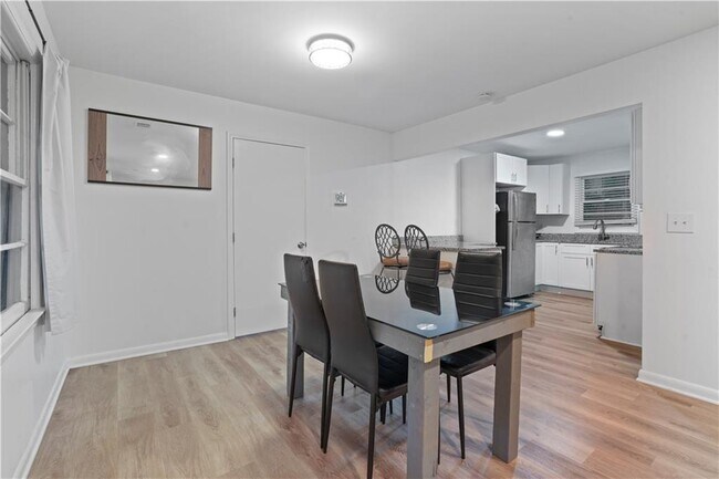 Building Photo - 1847 Elmwood Dr