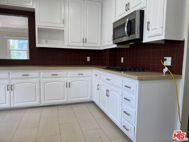 Building Photo - 424 S Roxbury Dr