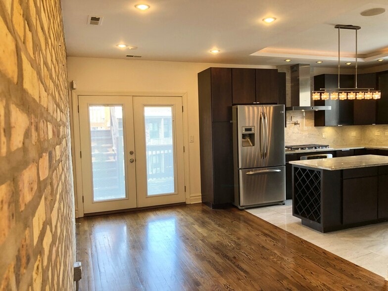 Building Photo - 4632 N Kenmore Ave