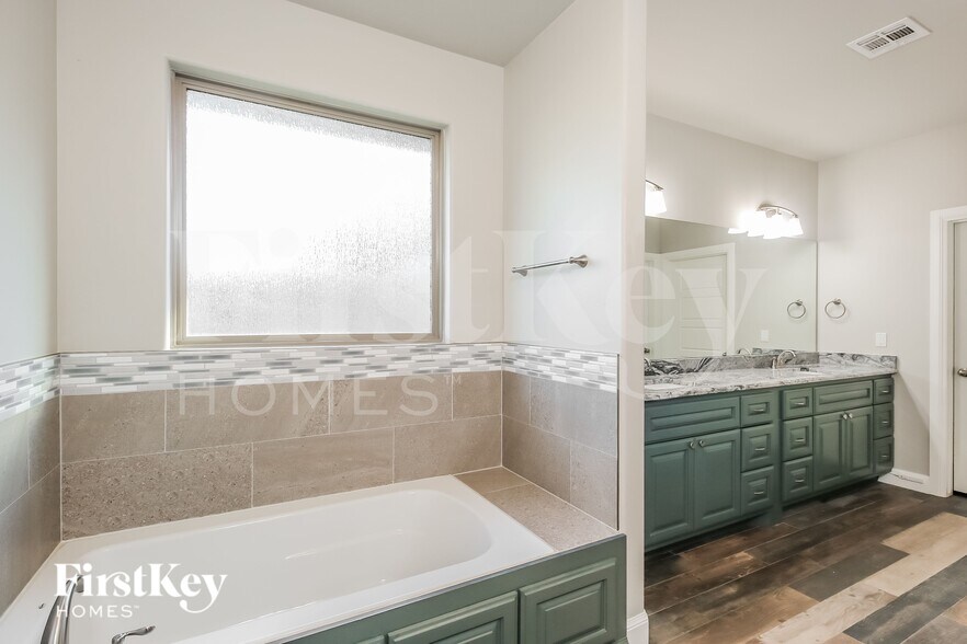 Building Photo - 13904 Hutchinson Pl