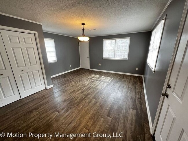 Building Photo - 2728 Pierce Dr N