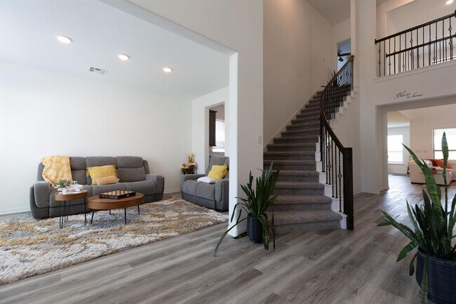 Building Photo - 2332 Giona Pl