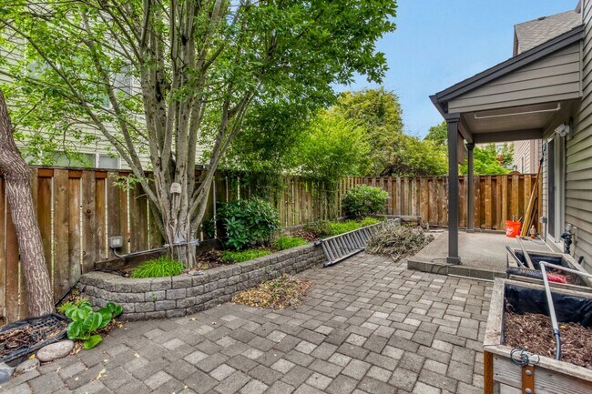Building Photo - 4BR/2.5BA Home with Main-Level Bedroom/Office — Central A/C & Fenced Yard | Orenco Gardens, Hills...