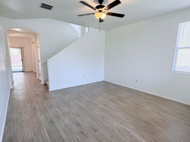 Building Photo - 4 bed/3bath in desirable Paseo Del Rio Community