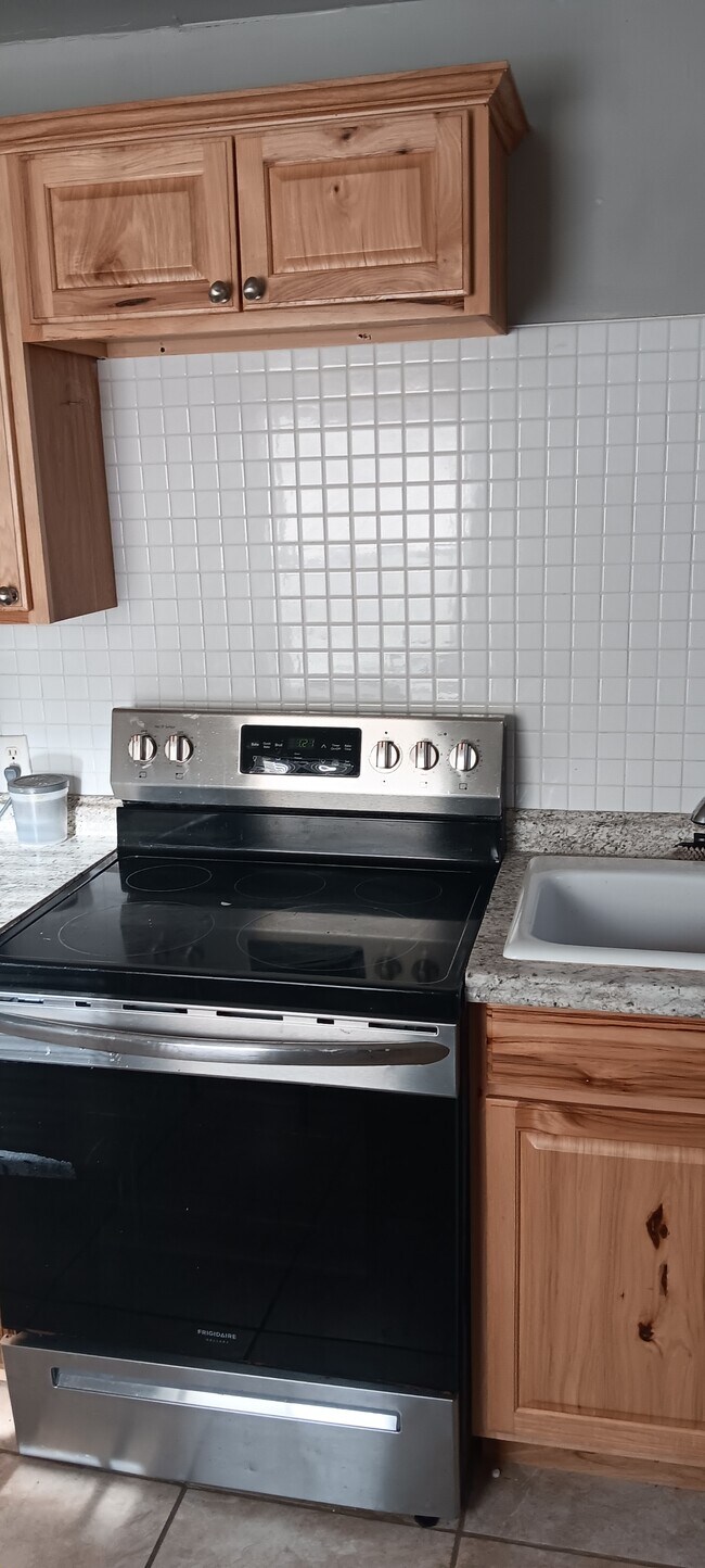 Building Photo - 548 E Woodrow St