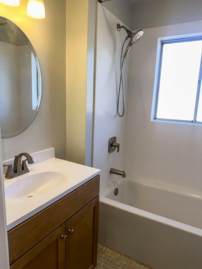 Building Photo - Pet-Friendly 3/2 Home Has A Spacious Layout & Recent Renovations Throughout!