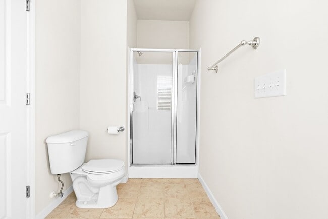 Building Photo - Well Maintained End Unit Townhome with Community Pool! Available July 14th!